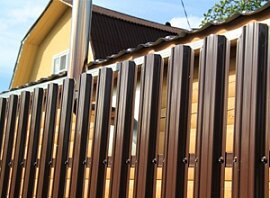 Забор из штакетника