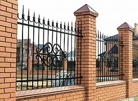 Забор с кирпичными столбами и ковкой Забор с кирпичными столбами и ковкой