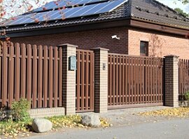 Забор с кирпичными столбами и штакетником Забор с кирпичными столбами и штакетником