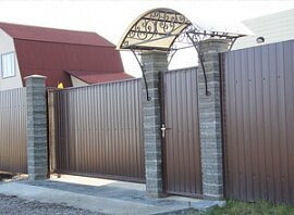 Забор с кирпичными столбами из профнастила Забор с кирпичными столбами из профнастила